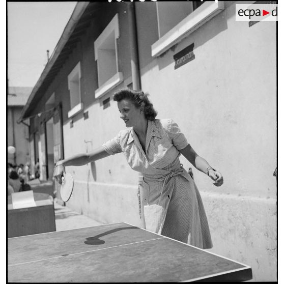 Séance de tennis de table pour un personnel du corps des infirmières de l'armée américaine.