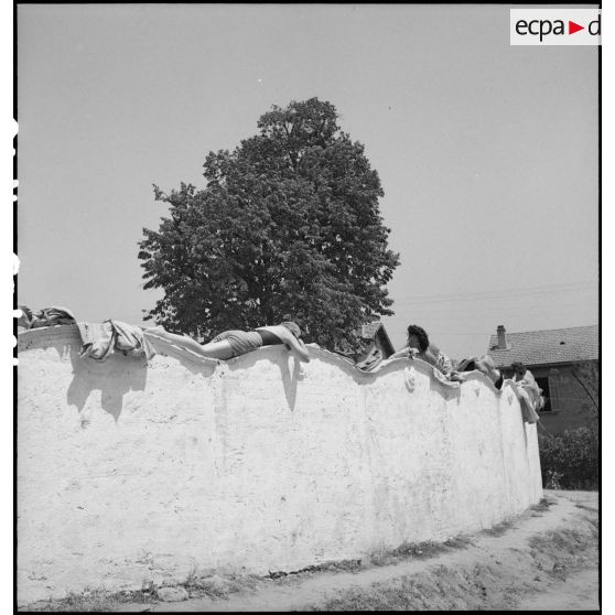 Des personnels du corps des infirmières de l'armée américaine prennent un bain de soleil.