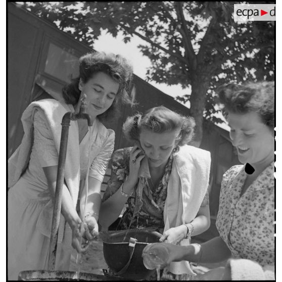 Personnels du corps des infirmières de l'armée américaine faisant leur toilette.