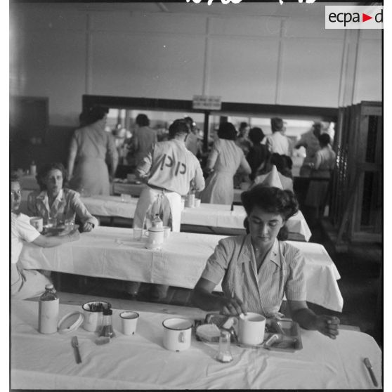 Salle de restauration pour le personnel du corps des infirmières de l'armée américaine.