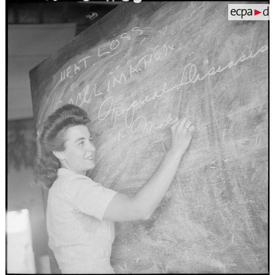 Personnel du corps des infirmières de l'armée américaine à l'instruction.