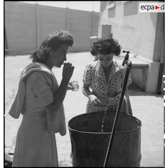 Personnels du corps des infirmières de l'armée américaine faisant leur toilette.