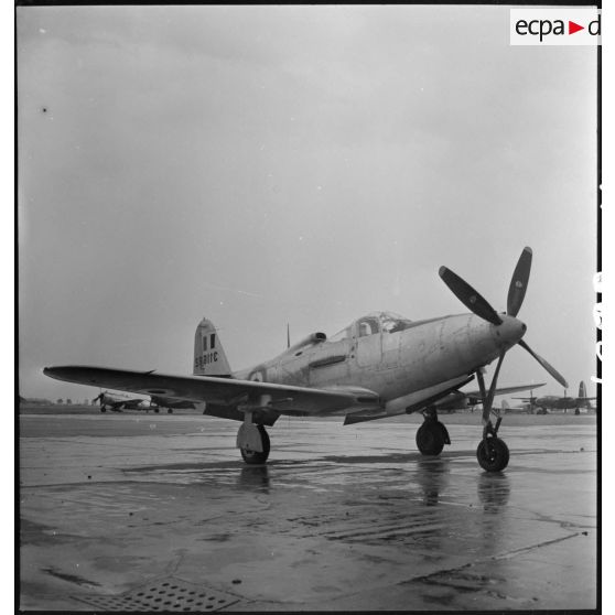 Présentation de l'avion de chasse américain Bell P-63 "Kingcobra".