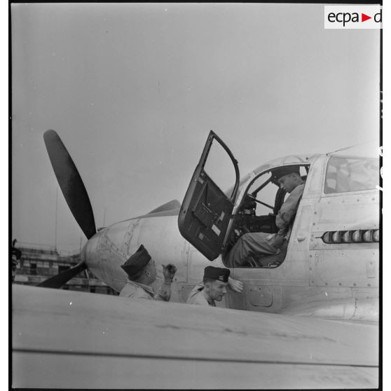 Présentation de l'avion de chasse américain Bell P-63 "Kingcobra".