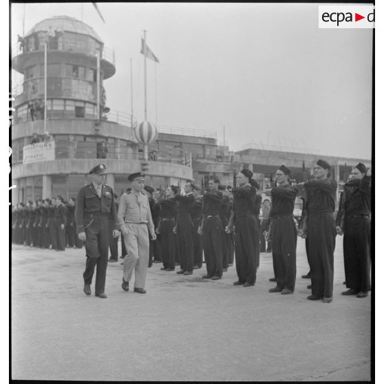 Le général de brigade aérienne Hartmann passe des troupes en revue sur l'aéroport du Bourget.