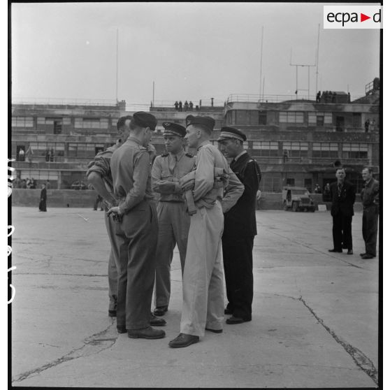 Officiers de l'armée de l'air sur l'aéroport du Bourget.