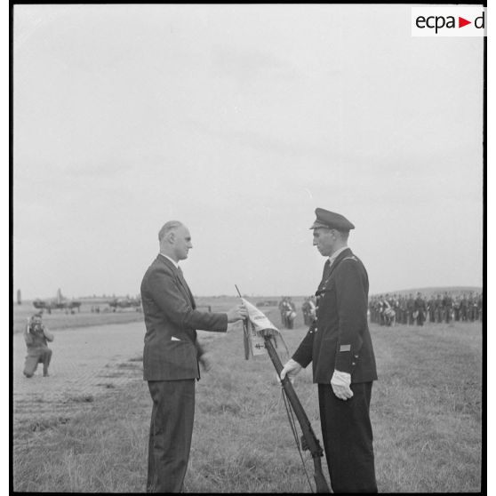 Remise de fourragère par Charles Tillon.