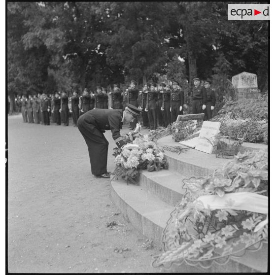 Dépôt de gerbe au pied d'un monument aux morts par le capitaine Jean-Louis Garot.