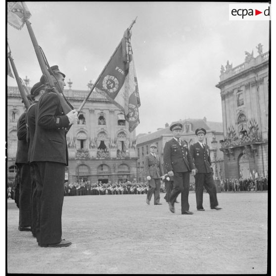 Revue des troupes par le général de corps aérien Valin.