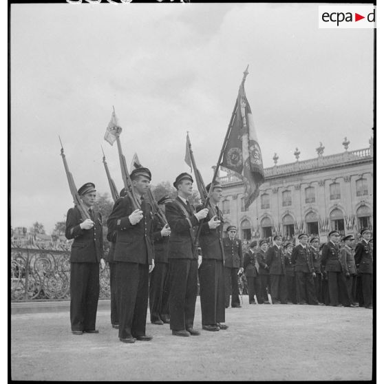 Le drapeau des FAFL et sa garde.