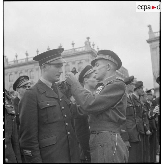 Remise de la fourragère aux couleurs de la Légion d'honneur.