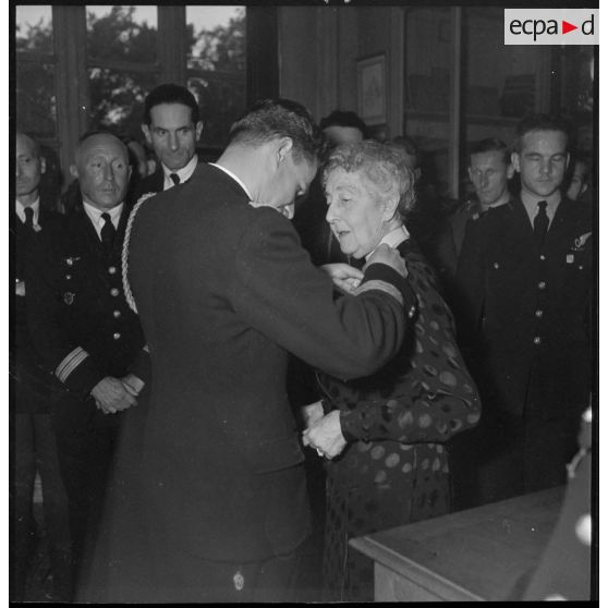 Remise d'un insigne à la maréchale Lyautey.