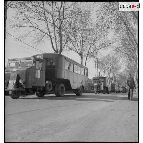 Des tracteurs FAR et semi-remorques autobus de l'Atelier Industriel de l'Air à Maison Blanche.