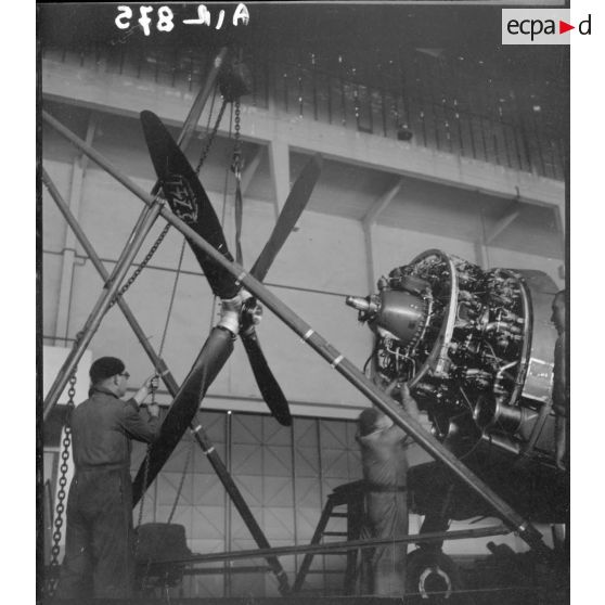 Montage d'une hélice de P-47 à l'Atelier Industriel de l'Air de Maison Blanche.