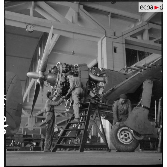 Montage des bougies de P-47 à l'Atelier Industriel de l'Air de Maison Blanche.