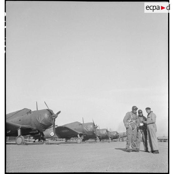 Alignement de Dauntless SBD à l'Atelier Industriel de l'Air de Maison Blanche.