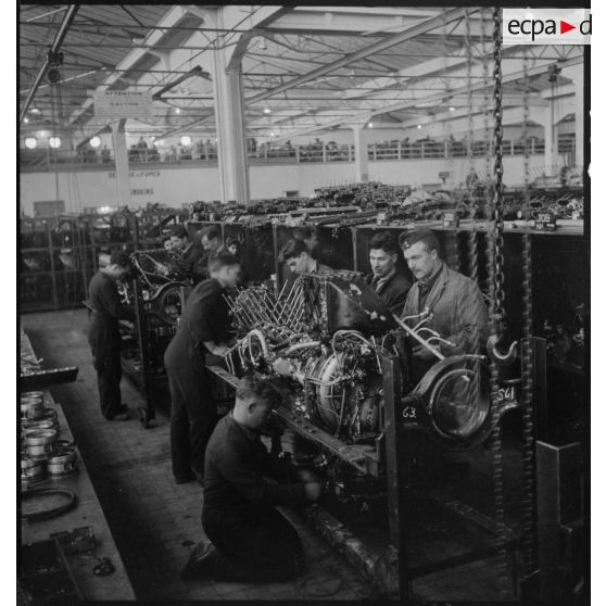 Montage des moteurs à l'Atelier Industriel de l'Air de Maison Blanche.