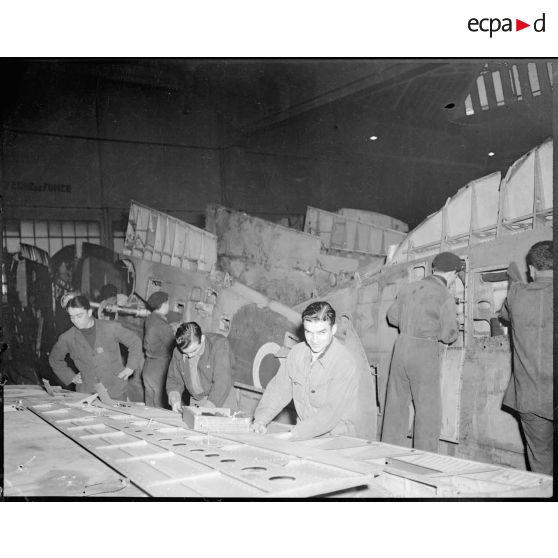 Phase de réparation d'une voilure à l'Atelier Industriel de l'Air de Maison Blanche.