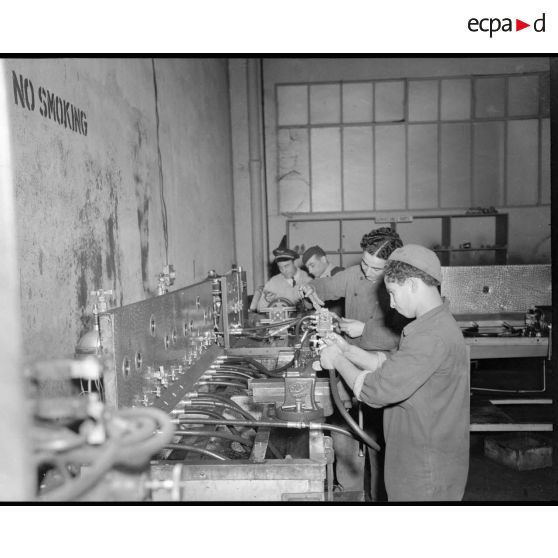 Essais des circuits hydrauliques à l'Atelier Industriel de l'Air de Maison Blanche.