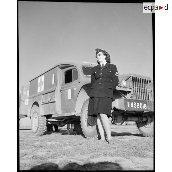 Conductrice ambulancière auprès de sa voiture.