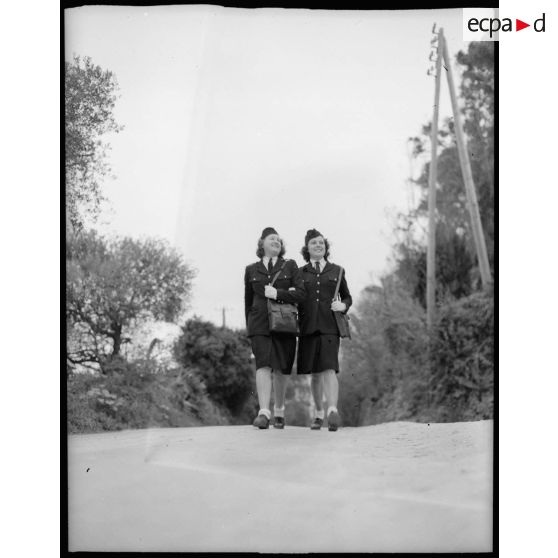 Deux secrétaires de l'armée de l'Air en uniforme.