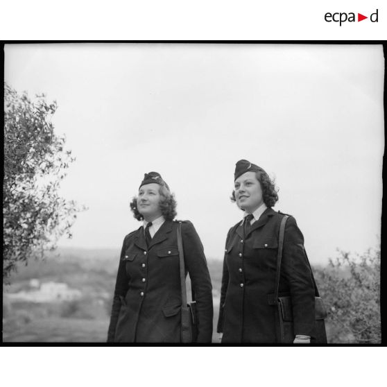 Deux secrétaires de l'armée de l'Air en uniforme.