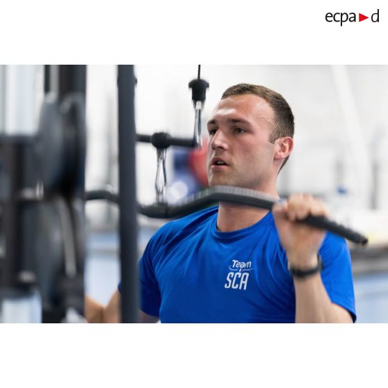 Le commissaire de deuxième classe Paul suit une séance de renforcement musculaire au gymnase de Tapa, en Estonie.