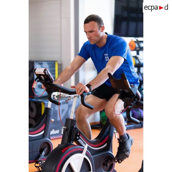 Le commissaire de deuxième classe Paul pédale sur un vélo pour une séance de cardio au gymnase de Tapa, en Estonie.