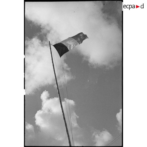 Le drapeau tricolore hissé sur la base de sous-marins de Lorient à la pointe de Kéroman.