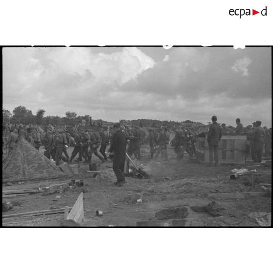 Camp de prisonniers de guerre allemands capturés lors des combats pour la libération de la poche de Lorient et de la capitulation de la garnison allemande.