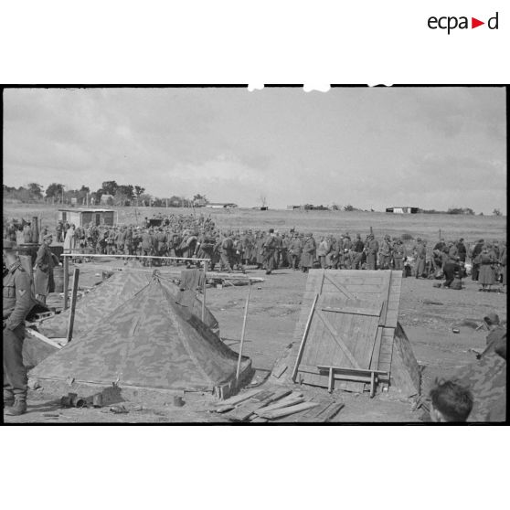 Camp de prisonniers de guerre allemands capturés lors des combats pour la libération de la poche de Lorient et de la capitulation de la garnison allemande.