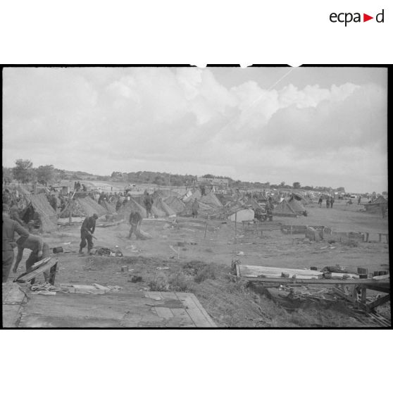 Camp de prisonniers de guerre allemands capturés lors des combats pour la libération de la poche de Lorient et de la capitulation de la garnison allemande.