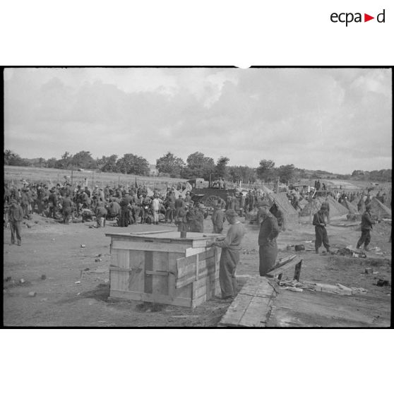 Camp de prisonniers de guerre allemands capturés lors des combats pour la libération de la poche de Lorient et de la capitulation de la garnison allemande.