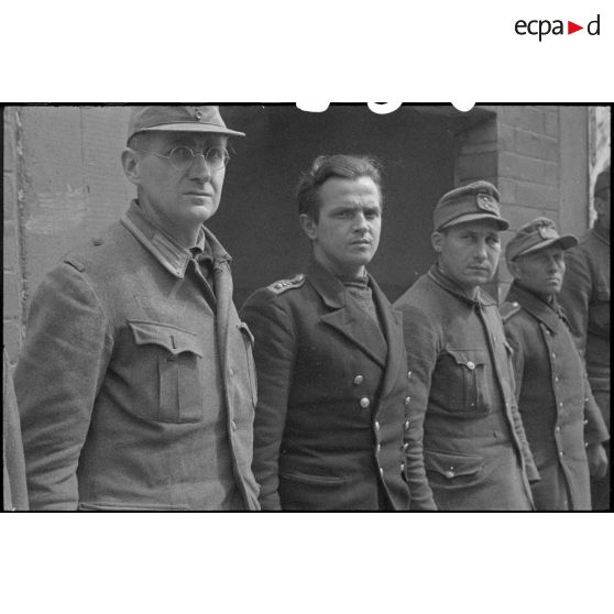 Soldats de la Wehrmacht capturés lors des combats pour la libération de la poche de Lorient et de la capitulation de la garnison allemande.