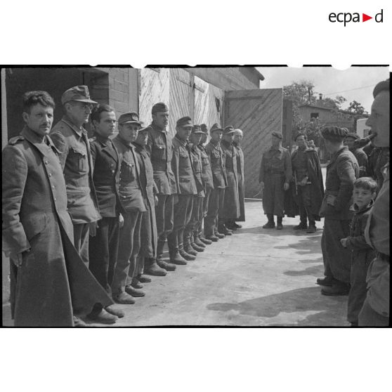 Soldats de la Wehrmacht capturés lors des combats pour la libération de la poche de Lorient et de la capitulation de la garnison allemande.