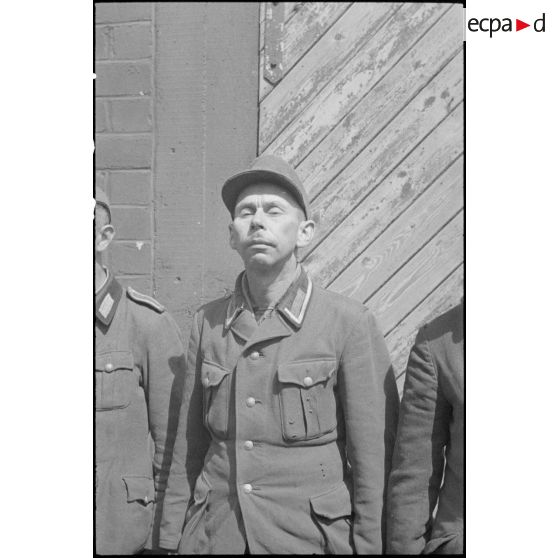 Soldats de la Wehrmacht capturés lors des combats pour la libération de la poche de Lorient et de la capitulation de la garnison allemande.