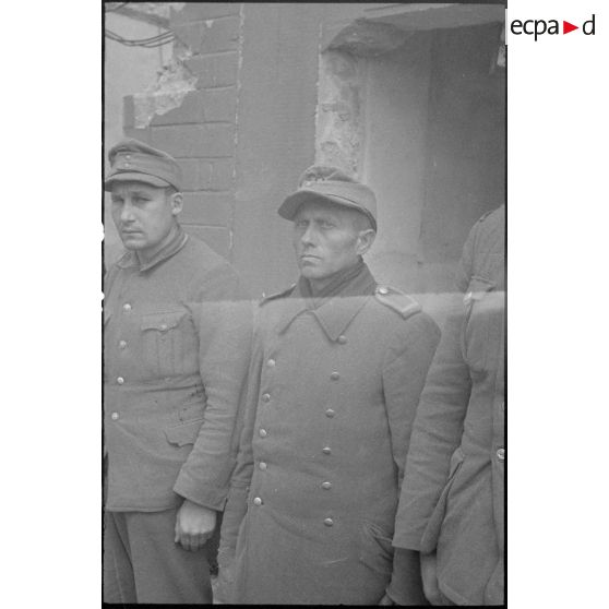 Soldats de la Wehrmacht capturés lors des combats pour la libération de la poche de Lorient et de la capitulation de la garnison allemande.