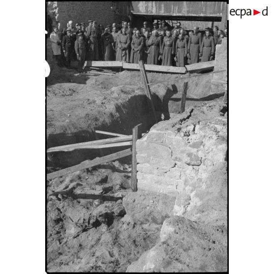 Officiers allemands du secteur de Lorient devant les fosses contenant les corps de 69 résistants fusillés par les Allemands à l'été 1944 à la citadelle de Port-Louis.