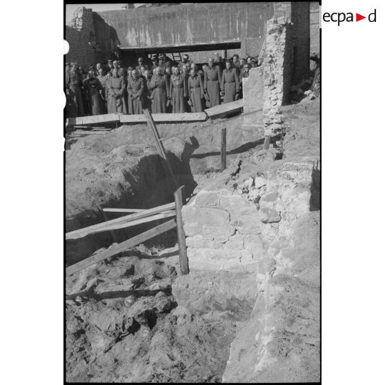 Officiers allemands du secteur de Lorient devant les fosses contenant les corps de 69 résistants fusillés par les Allemands à l'été 1944 à la citadelle de Port-Louis.