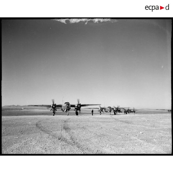 Les bombardiers B-26 Marauder se positionnent avant de décoller.