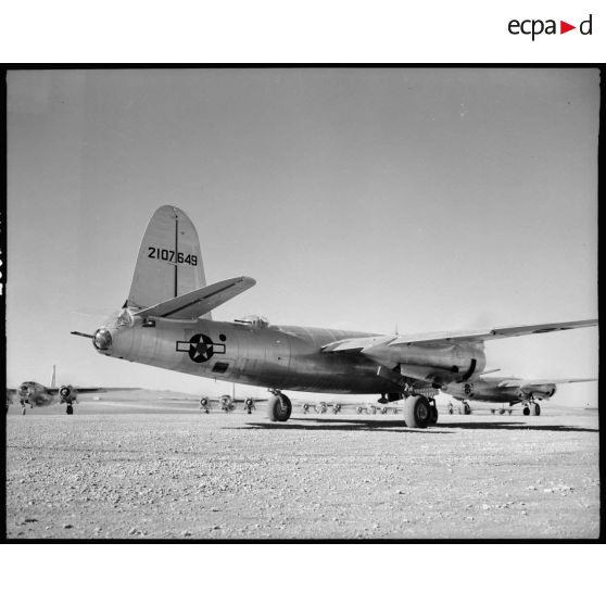 Les bombardiers B-26 Marauder se positionnent avant de décoller.