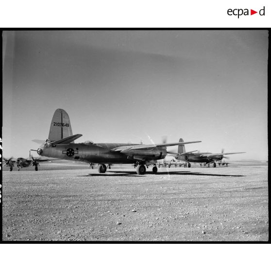 Les bombardiers B-26 Marauder se positionnent avant de décoller.