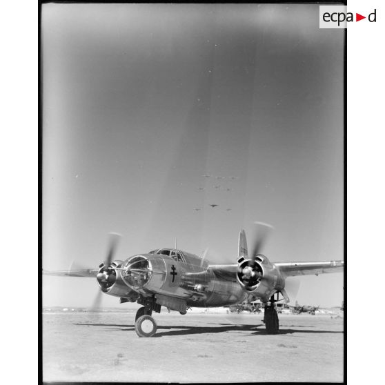 Les bombardiers B-26 Marauder se positionnent avant de décoller.