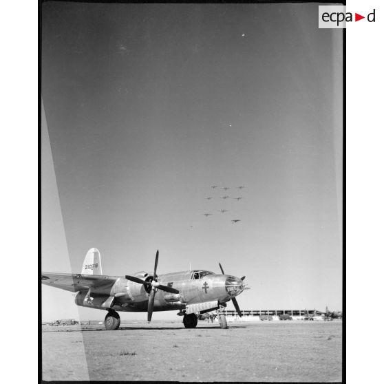 Les bombardiers B-26 Marauder se positionnent avant de décoller.