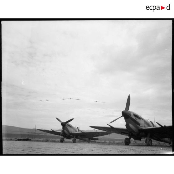 Deux Spitfire sur la piste.