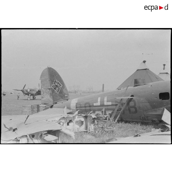 Le campement près des restes d'un Heinkel HE-111 sur le terrain d'aviation.