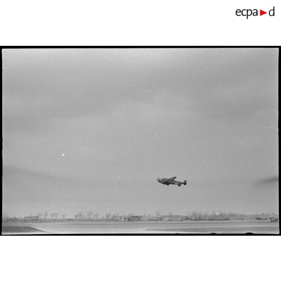 Décollage d'un Lightning P-38 sur le terrain d'aviation.