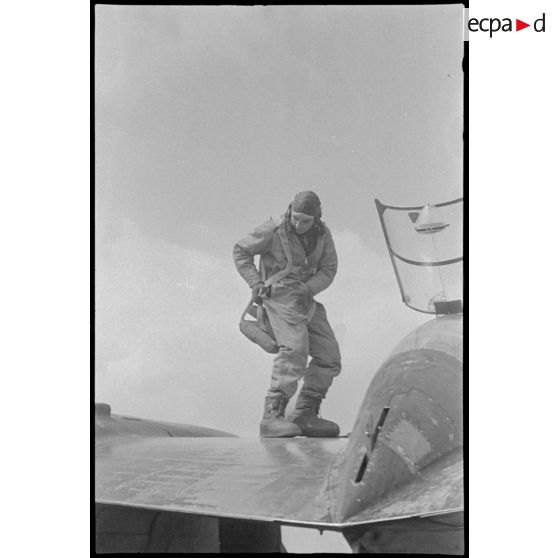 De retour de mission, le pilote réajuste son parachute.