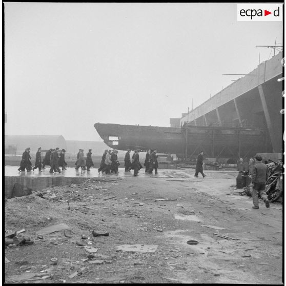 Inspection de Tillon, ministre de l'armement, à la base sous-marine de Keroman à Lorient.