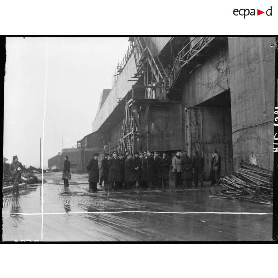 Discussion entre Tillon et Broca à la base sous-marine de Keroman à Lorient.